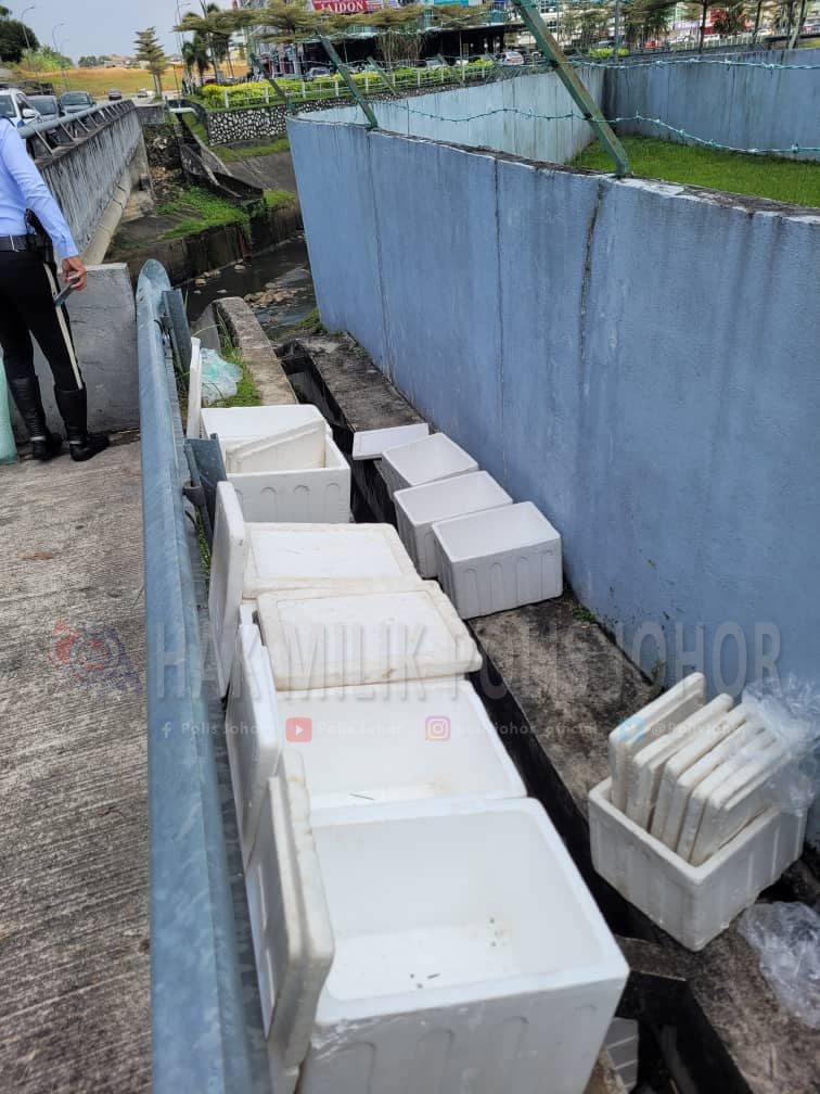 Police have found that roadside jeruk (pickled fruits) sellers have been keeping their stock in drains and near sewage areas. Source: Polis Johor