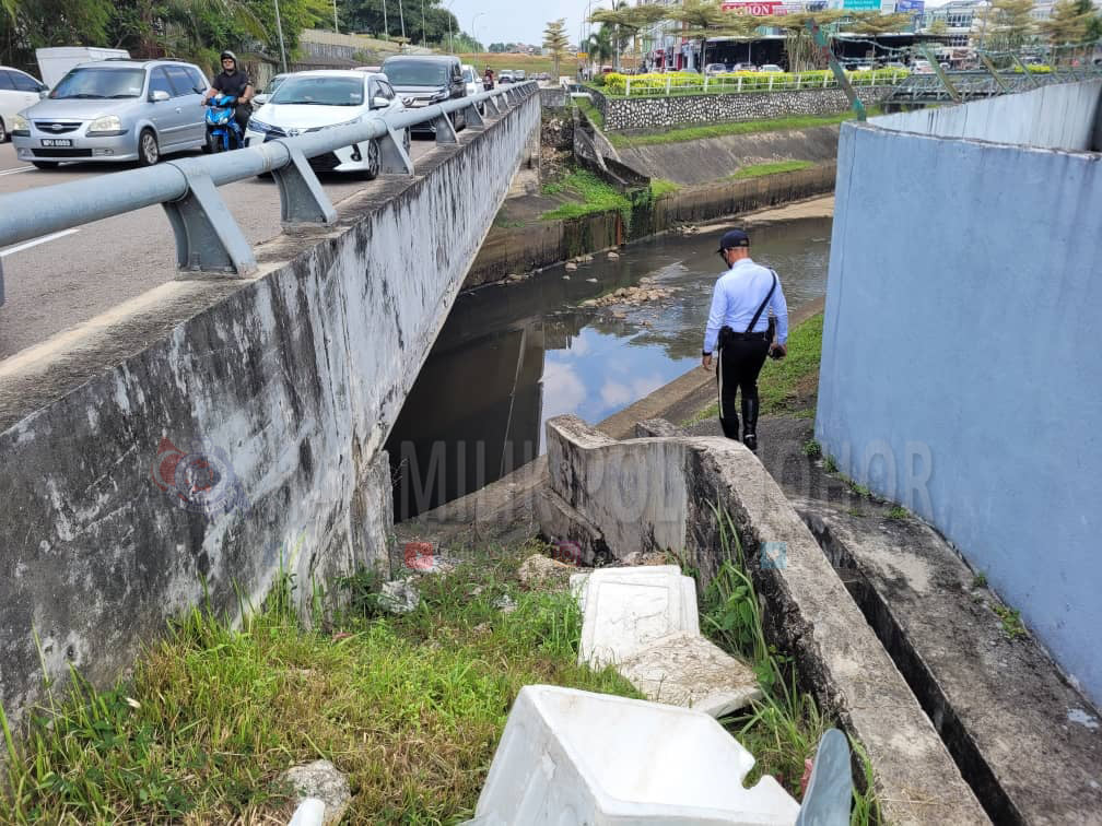 Police have found that roadside jeruk (pickled fruits) sellers have been keeping their stock in drains and near sewage areas. Source: Polis Johor