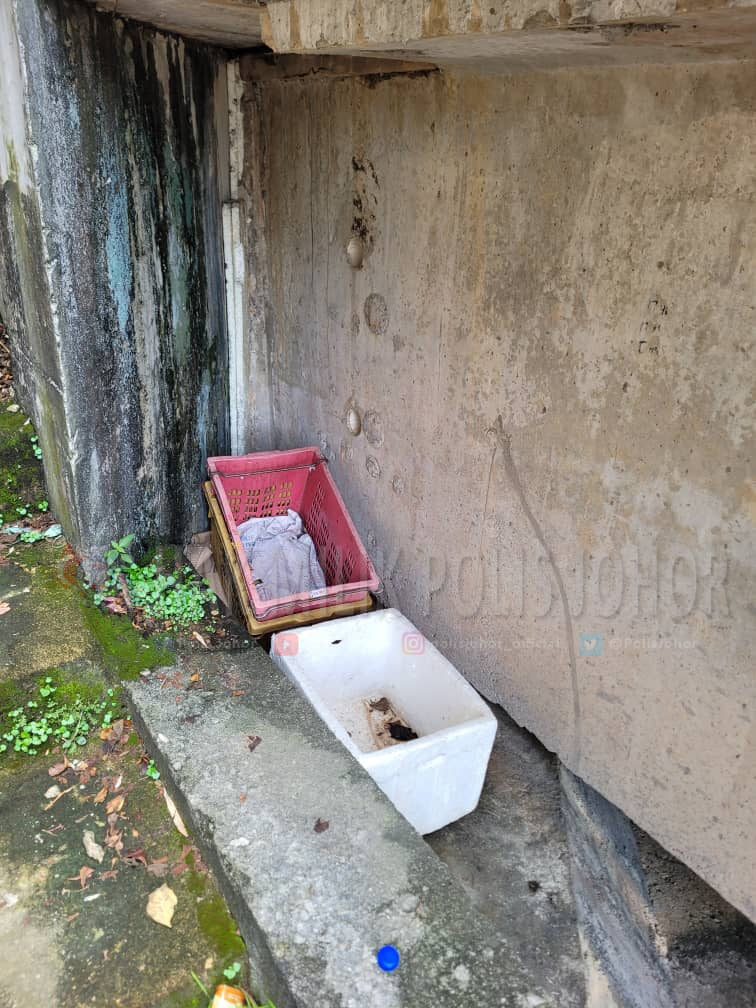 Police have found that roadside jeruk (pickled fruits) sellers have been keeping their stock in drains and near sewage areas. Source: Polis Johor