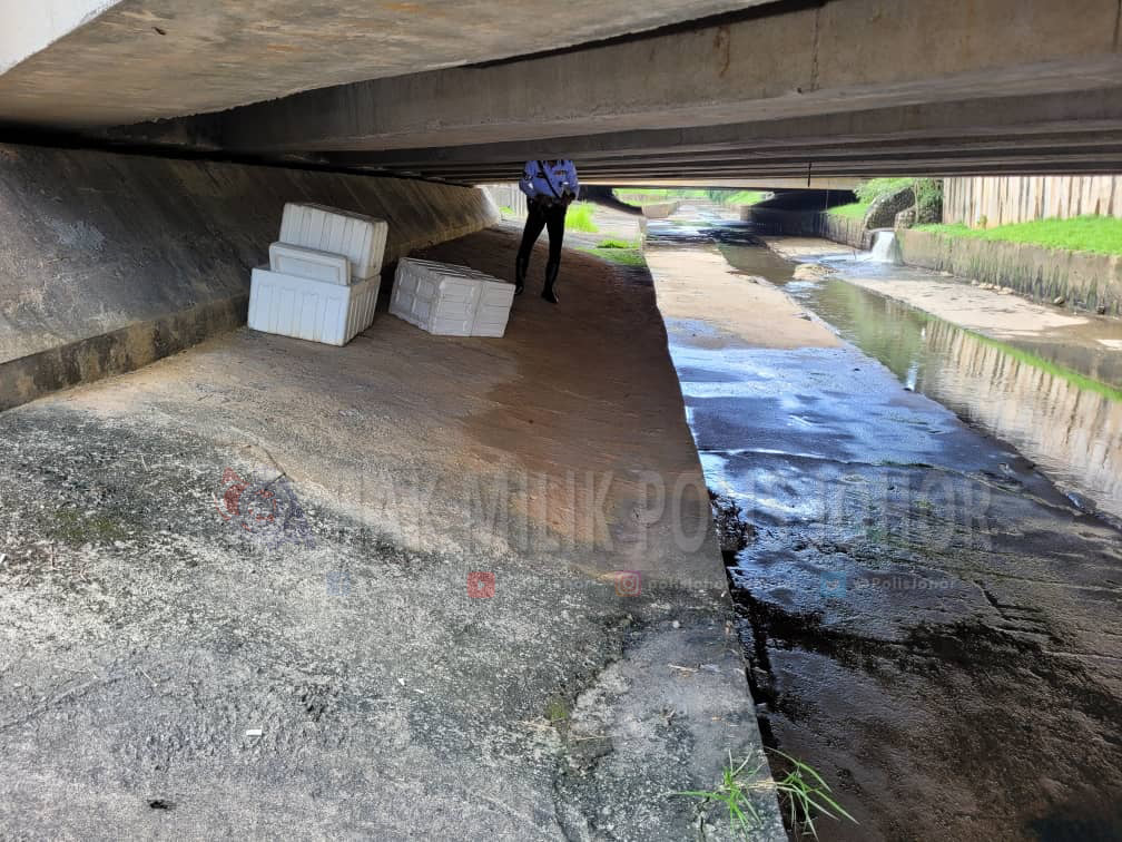 Police have found that roadside jeruk (pickled fruits) sellers have been keeping their stock in drains and near sewage areas. Source: Polis Johor