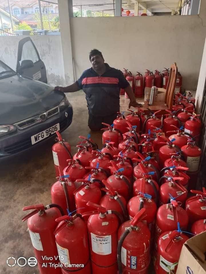 Uncle Kentang has vowed to provide assistance to ex-Paralympian Mogan, who now sells fire extinguishers to make a living for himself. Source: Uncle Kentang