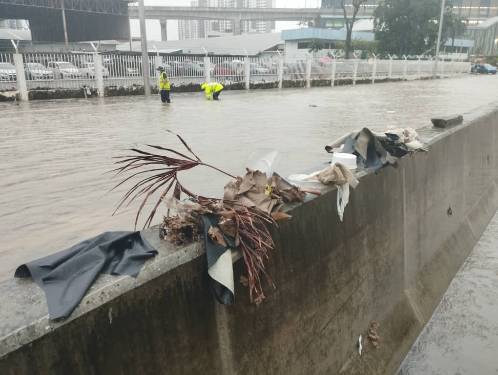 Littered rubbish was found clogging drain openings, preventing floodwaters from receding. Source: @sharifahsofia