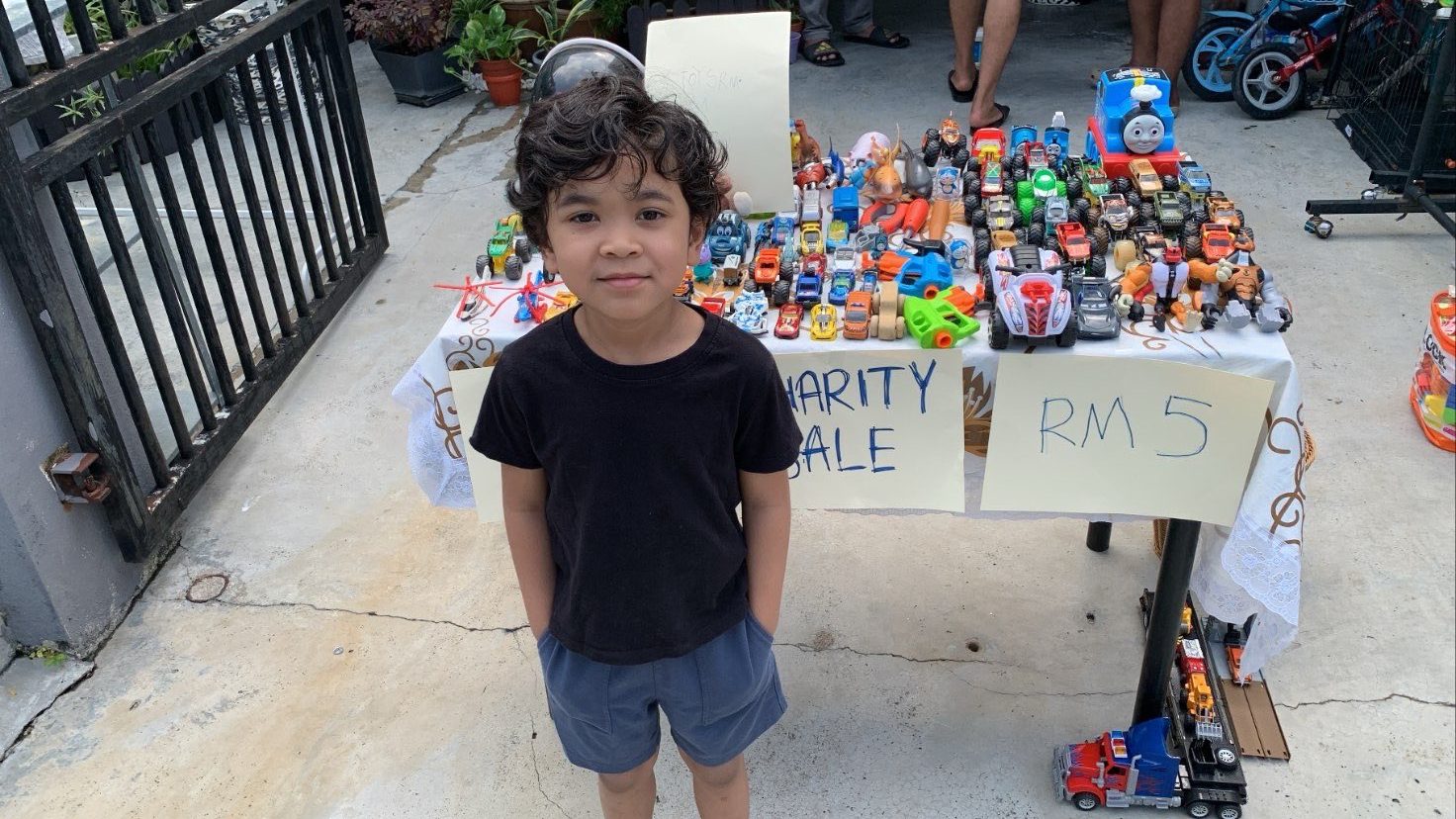 Sayf decided to sell off some of his beloved toys in order to buy Happy Meals for orphans. Source: @_weahxx