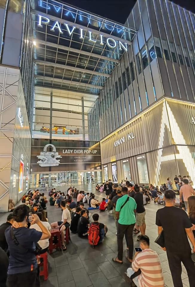 Long lines snaked around Pavilion KL's entrance for a chance to nab the Swatch x Omega watches. Source: Shopping Malls Malaysia 