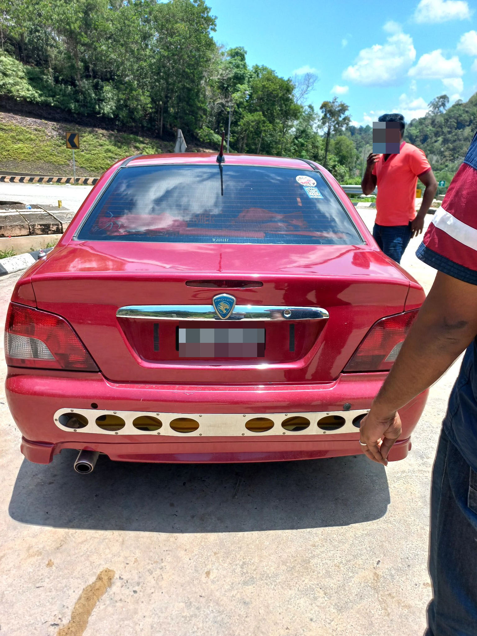A group of four men in a Proton Waja claimed that the netizen had unpaid arrears and threatened to tow away his car. Source: Pengutip Besi Buruk