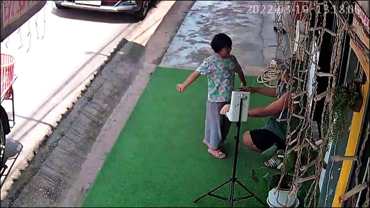 Both father & daughter managed to enjoy a small birthday celebration together, thanks to the restaurant owner. Source: Panumas B. Sroitong