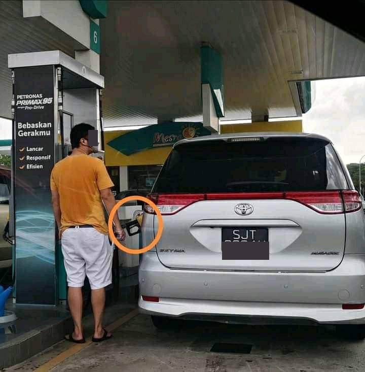 A Singaporean driver was seen pumping RON95 petrol into his car at a Malaysian petrol station. Image credit: Najib Razak via FB