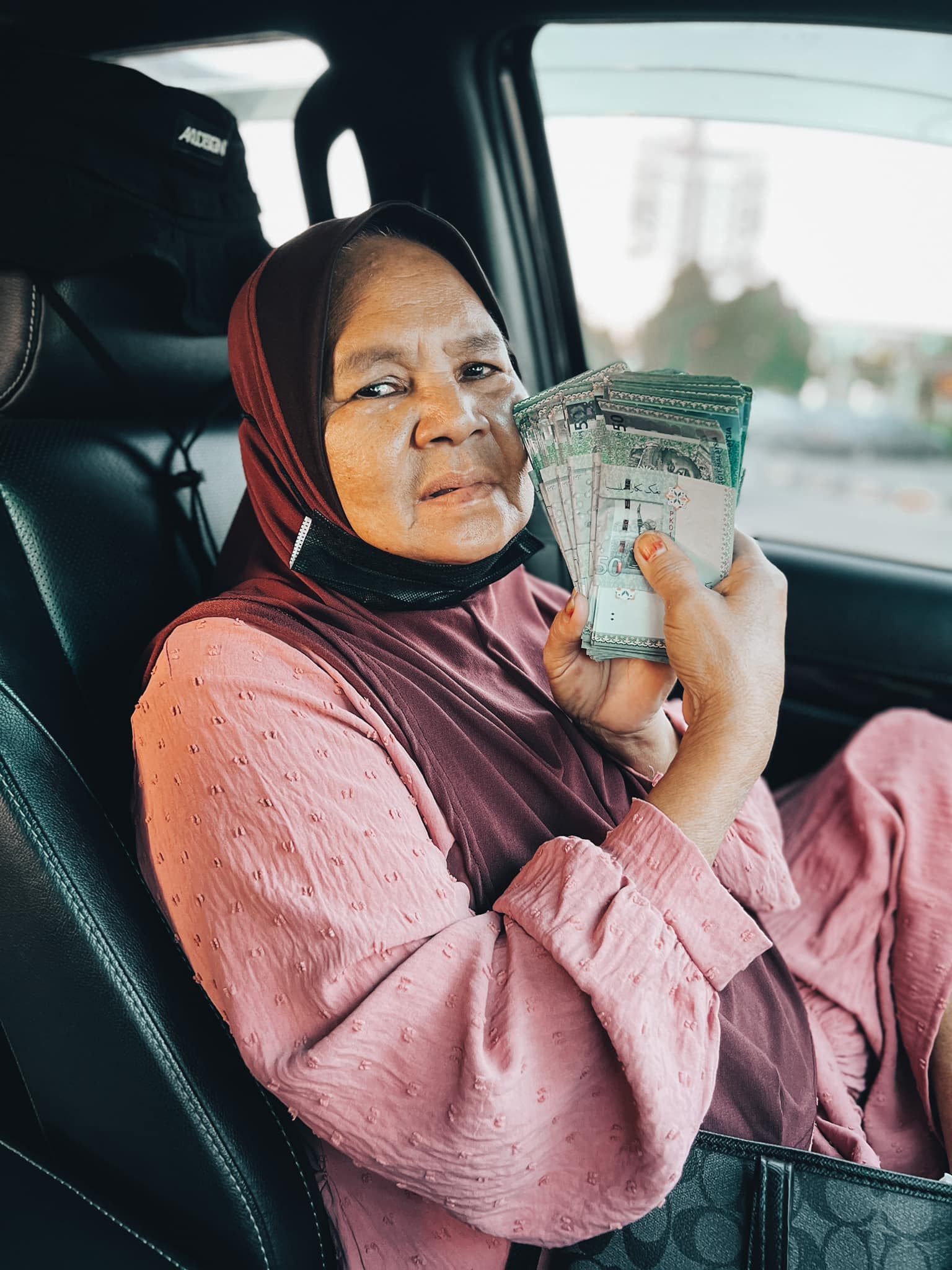Amran gifting his mother RM10,000 from his own EPF savings, as a show of filial piety and devotion. Source: Amran X Aminudin