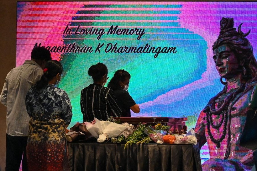 Nagaenthran's family members, activists, and members of the public attend his wake held in Singapore. His body was brought back to Ipoh for his funeral. Image credit: <a href="https://www.nst.com.my/news/nation/2022/04/792272/nagaenthrans-body-arrive-home-11pm">Roslan Rahman via AFP</a>
