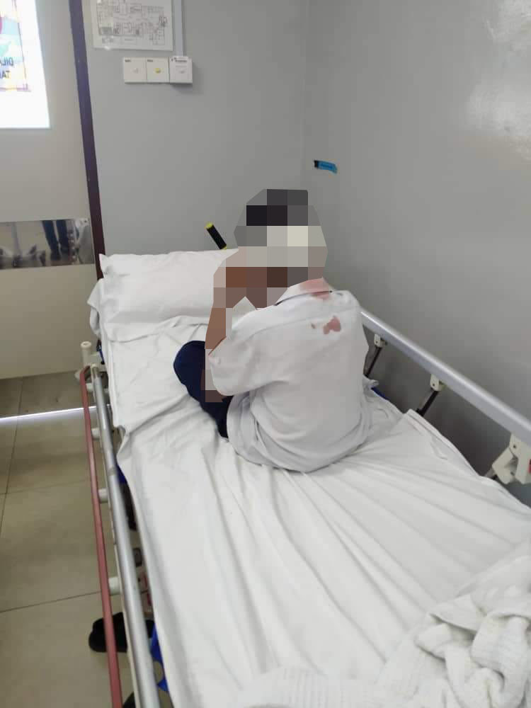 A Primary 3 student was allegedly choked & slammed on the ground by his friend's father. Source: inforoadblock