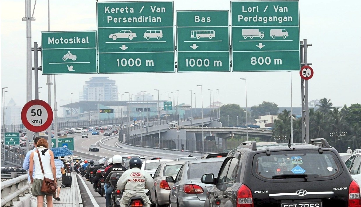 The toll exemption is expected to benefit over 300,000 Malaysia-Singapore cross-border trips for vehicle owners, Source: Harian Metro