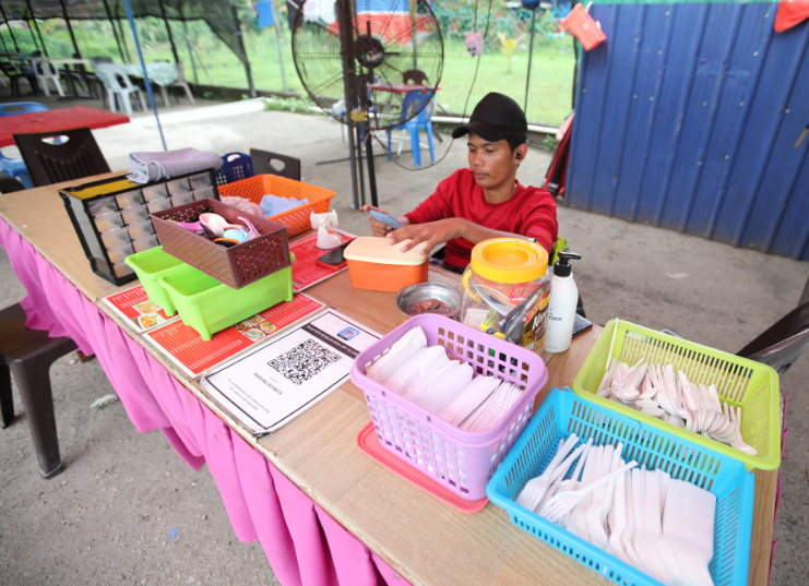 28-year-old Mohd Shah's life was changed forever, after a basikal lajak accident left him dependent on a wheelchair. Source: Sin Chew Daily