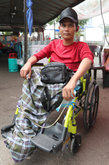 28-year-old Mohd Shah's life was changed forever, after a basikal lajak accident left him dependent on a wheelchair. Source: Sin Chew Daily