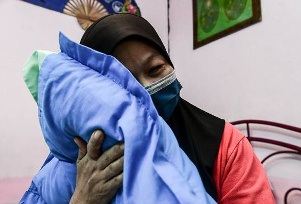 56-year-old Sabariah Yusof, mother to one of the 'basikal lajak' accident victims, says she still imagines her son being at home. Source: Astro Awani