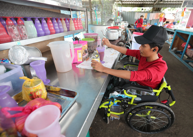 28-year-old Mohd Shah's life was changed forever, after a basikal lajak accident left him dependent on a wheelchair. Source: Sin Chew Daily