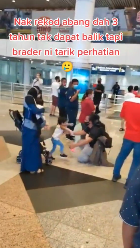 Malik said that he had not been aware of his wife's pregnancy with his newborn son when he left for SG. Source:<a href="https://www.tiktok.com/@akupeduliofficial"> akupeduliofficial</a>