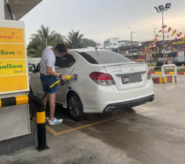 Another Singaporean driver was also seen filling up his car with RON95 petrol. Image credit: China Press