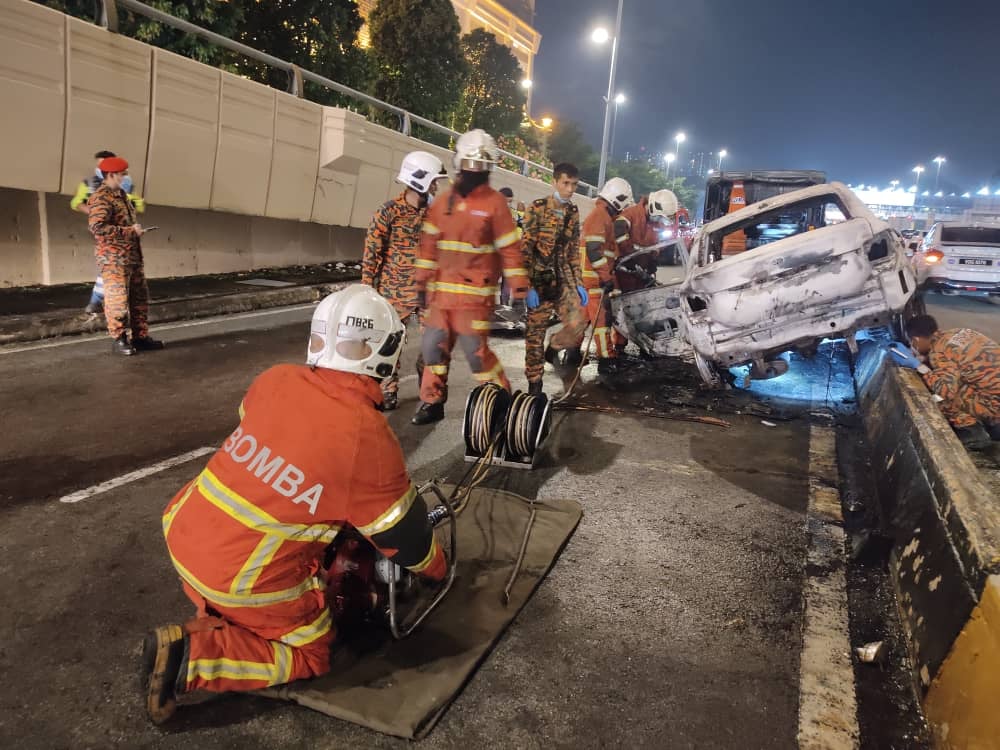 Subang Jaya police are looking for information in connection to a fatal accident outside Sunway Pyramid on 25th April 2022. Image credit: SJ Echo 