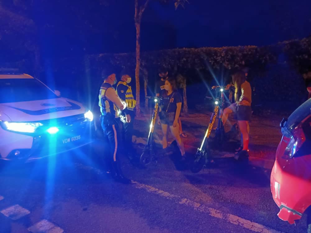 E-scooter riders in Cyberjaya were issued warnings by the traffic police. Source: Trafik IPD Sepang