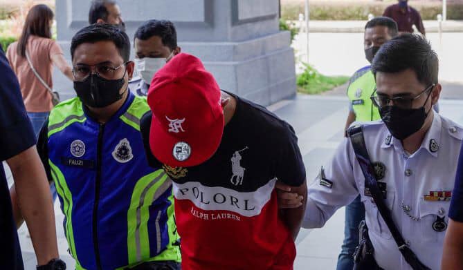 A local driver was sentenced to 12 days jail and faces a RM10,000 fine for obstructing the duties of a policeman who was escorting the Yang di-Pertua Sarawak. Image credits: Voice Johor