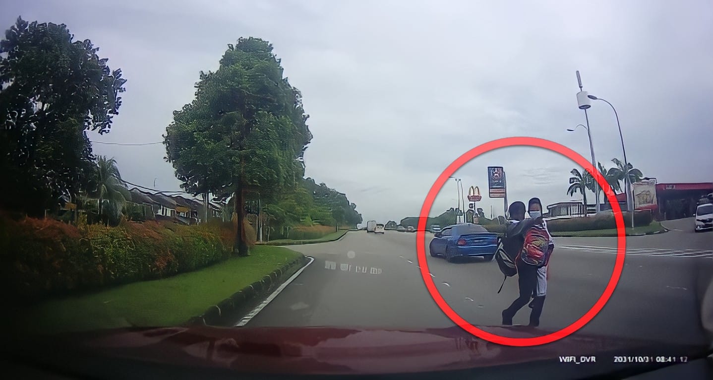 A man with psychiatric issues was seen attempting to snatch a young boy in Johor. Image credits: Inforoadblock