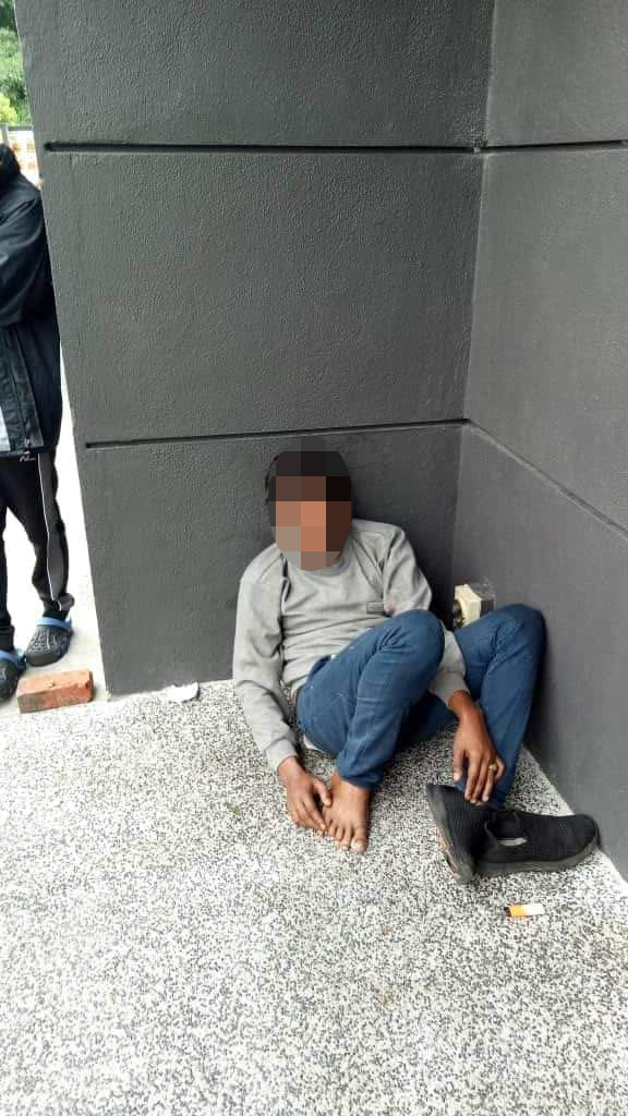 A man with psychiatric issues was seen attempting to snatch a young boy in Johor. Image credits: Inforoadblock