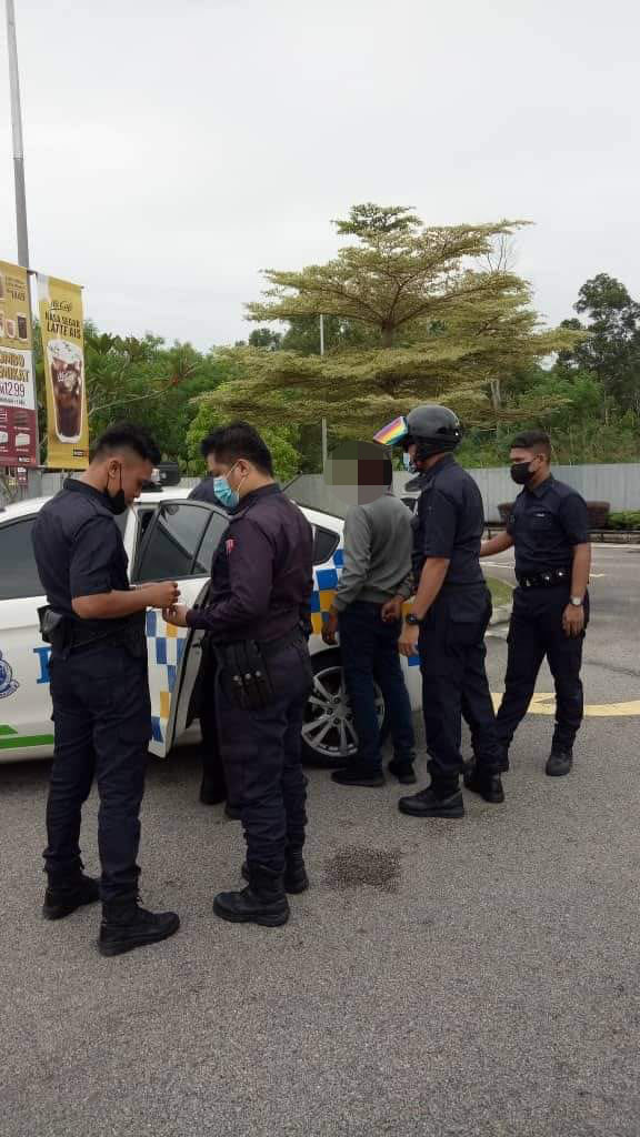 A man with psychiatric issues was seen attempting to snatch a young boy in Johor. Image credits: Inforoadblock