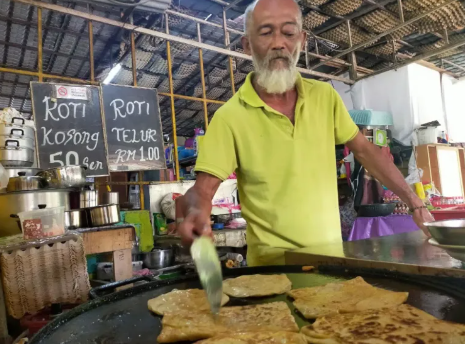 Mr Mustafa Abd Latif has endeavored to keep his roti canai priced at only 50 sen. Image credit: Malaysia Gazette