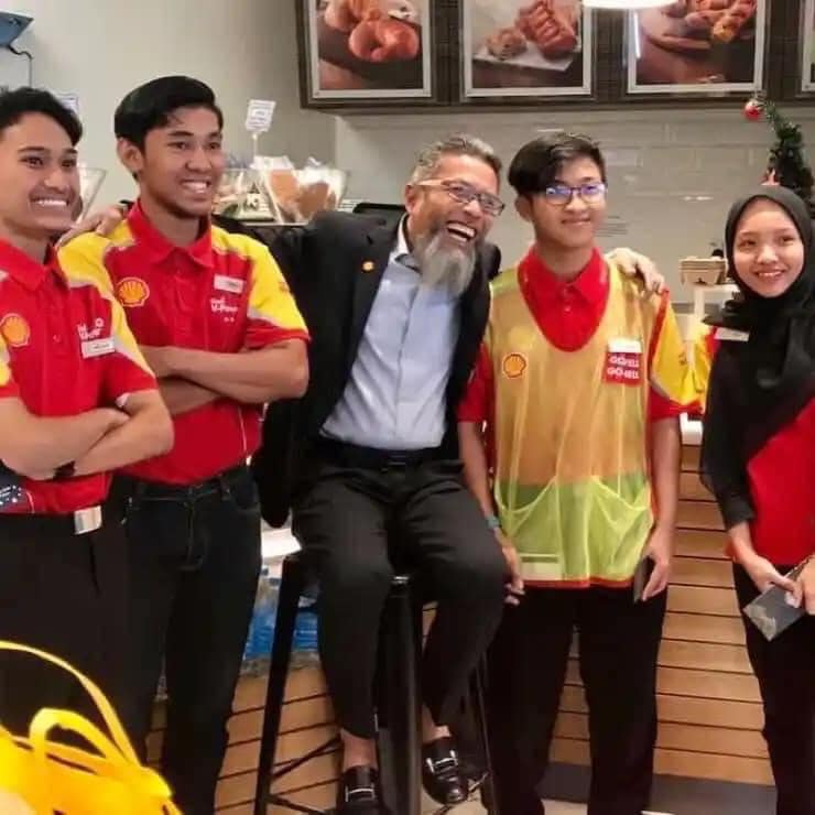 Shell's managing director managed to reach out to the young man, and offered him a free health checkup and a much-deserved break. Image credit: Taman Sri Gombak