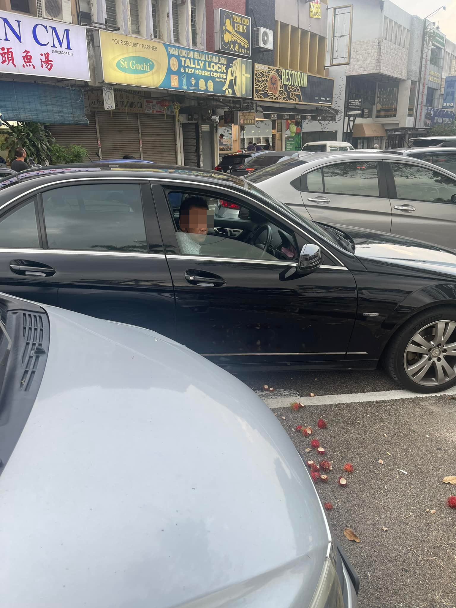 The driver of a Singaporean-registered car earned the ire of Malaysian netizens after he was allegedly caught littering. Image credit: 张紫誼
