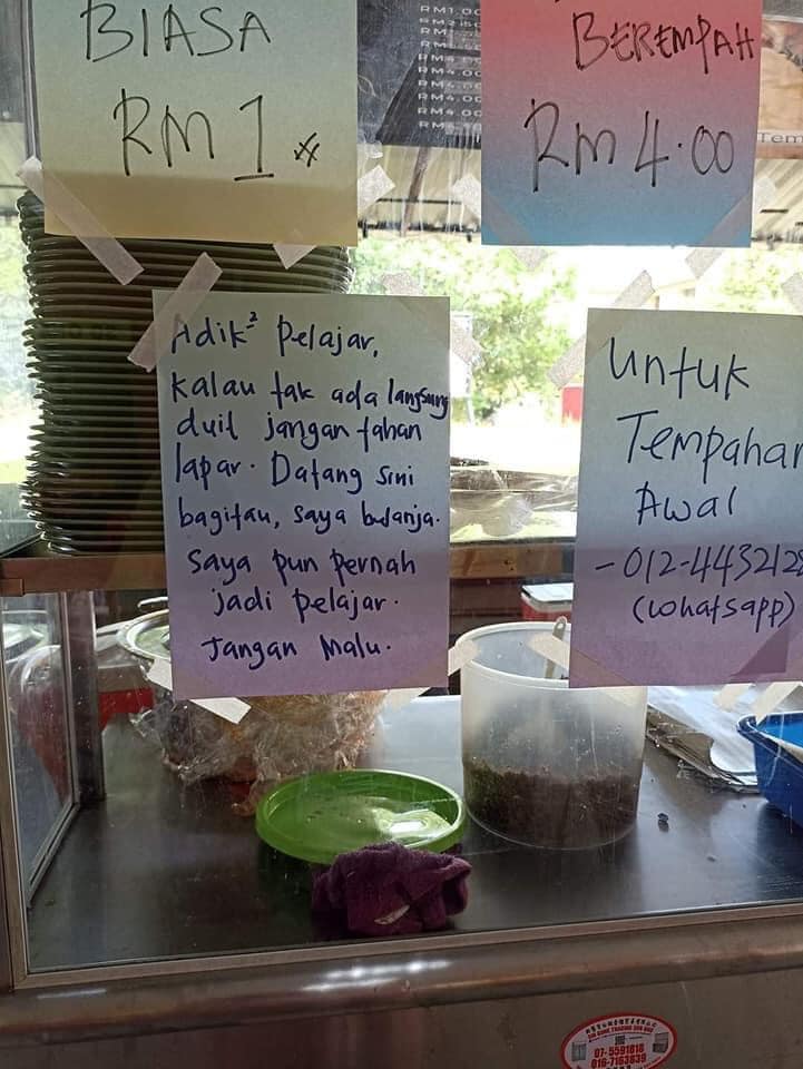 32-year-old nasi lemak vendor Siti gives out free packets of food to students from underprivileged families. Image credit: Niaga Kini