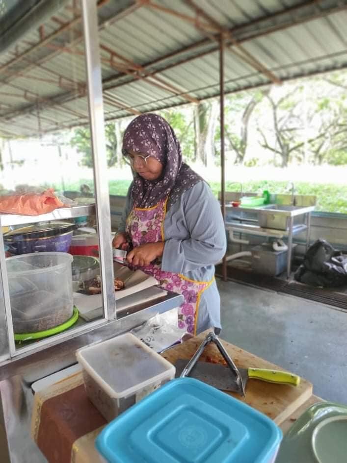 32-year-old nasi lemak vendor Siti gives out free packets of food to students from underprivileged families. Image credit: Niaga Kini