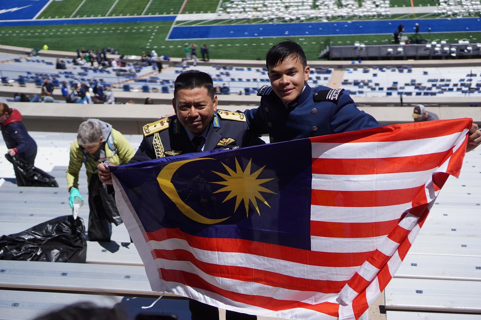 Malaysia’s Janushaa Bala Krishnan Muthiah and Putra Nadeem Damanhuri Bin Ahmad Damanhuri have graduated from the U.S Naval and Air Force Academy respectively. Image credit: U.S Embassy of Malaysia