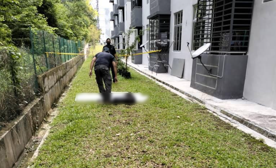 A divorced man was killed in Melaka after falling to his death while trying to escape from his lover's husband. Image credit: Utusan Malaysia