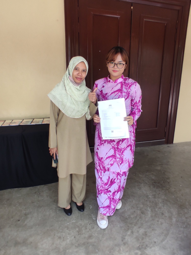 Student activist Ain Husniza managed to score an incredible 7As for her SPM. Image credit: @ainhsaifulnizam