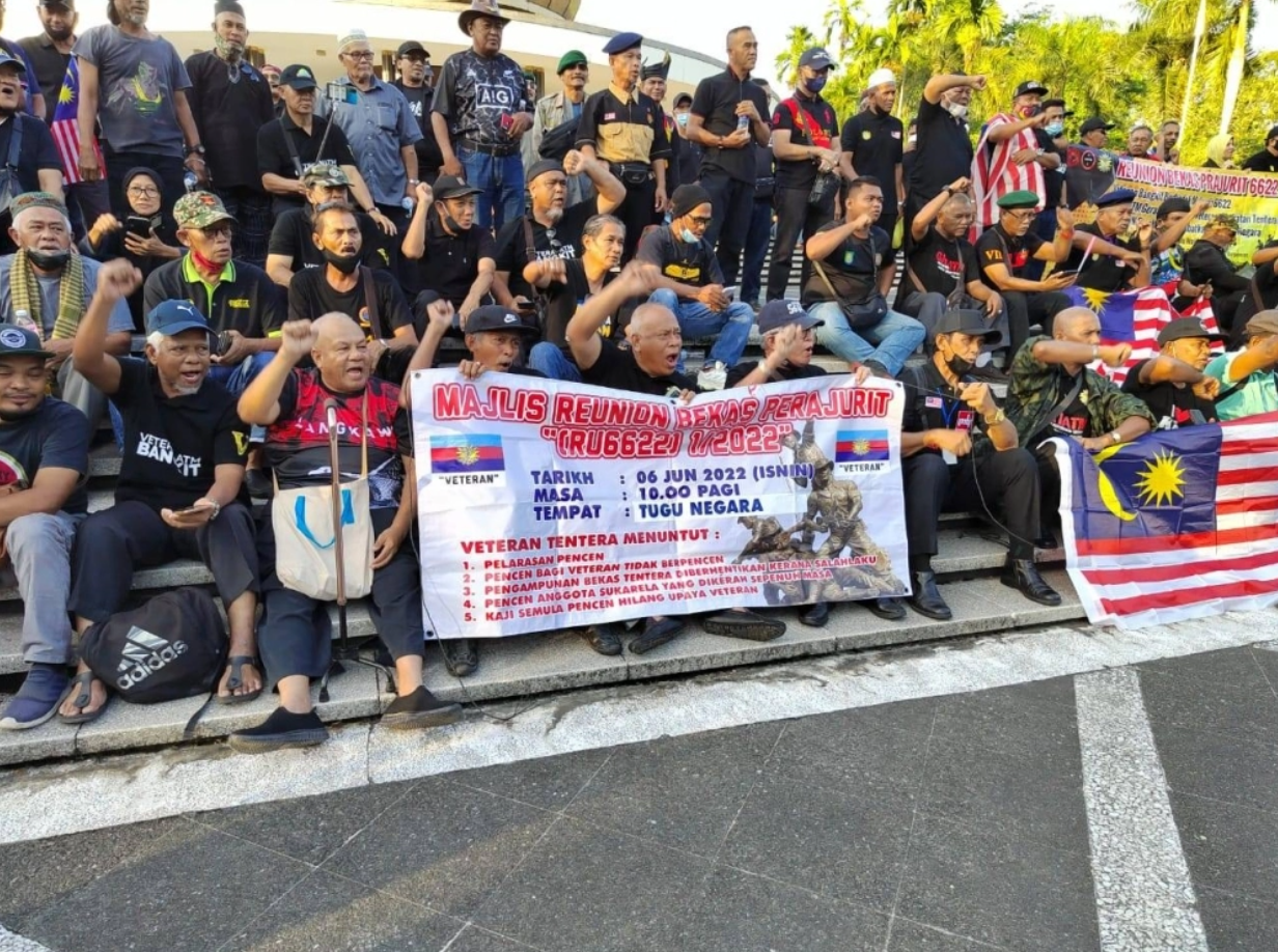M'sian veterans gather at Tugu Negara to call upon a revision of their pension schemes. Image credit: Sinar Daily