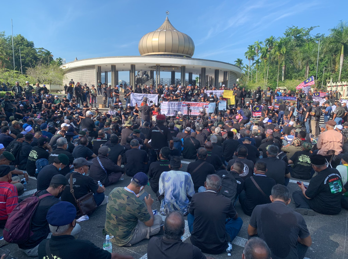 M'sian veterans gather at Tugu Negara to call upon a revision of their pension schemes. Image credit: Sinar Daily