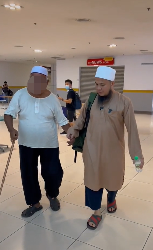 The plight of the elderly atuk had caught the attention of local philanthropist Ustaz Ebit Lew, who has offered him aid. Image credit: @ustazebitlew