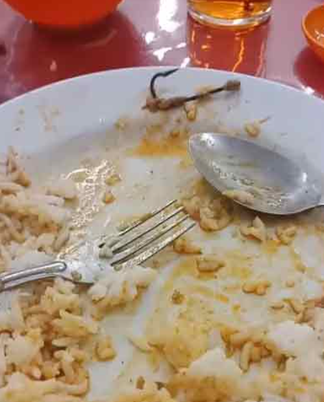 A M'sian netizen found a fishing hook embedded in a serving of curry fish head. Image credit: Sin Chew Daily