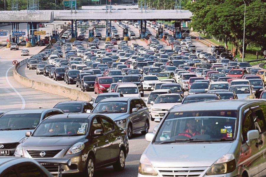 Klang Valley office workers spend upwards of 44 hours a month stuck in traffic jams. Image credit: NST