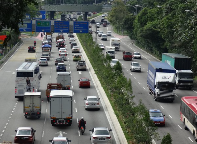 JPJ has announced a ban on heavy vehicles on roads in KL. during peak hours. Image credit: Quora