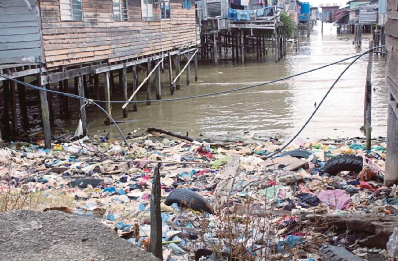 Local TV host Hazeman Huzir shares how a lack of access to education has led to littering habits among villagers in Sabah. Image credit: hazemanhuzir