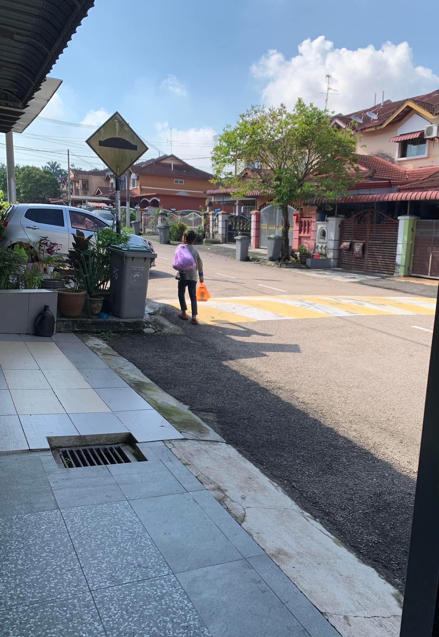 A Malaysian woman shares how she had encountered a young boy selling mushrooms in her Johor neighborhood. Image credit: Rosmaliana Roslan