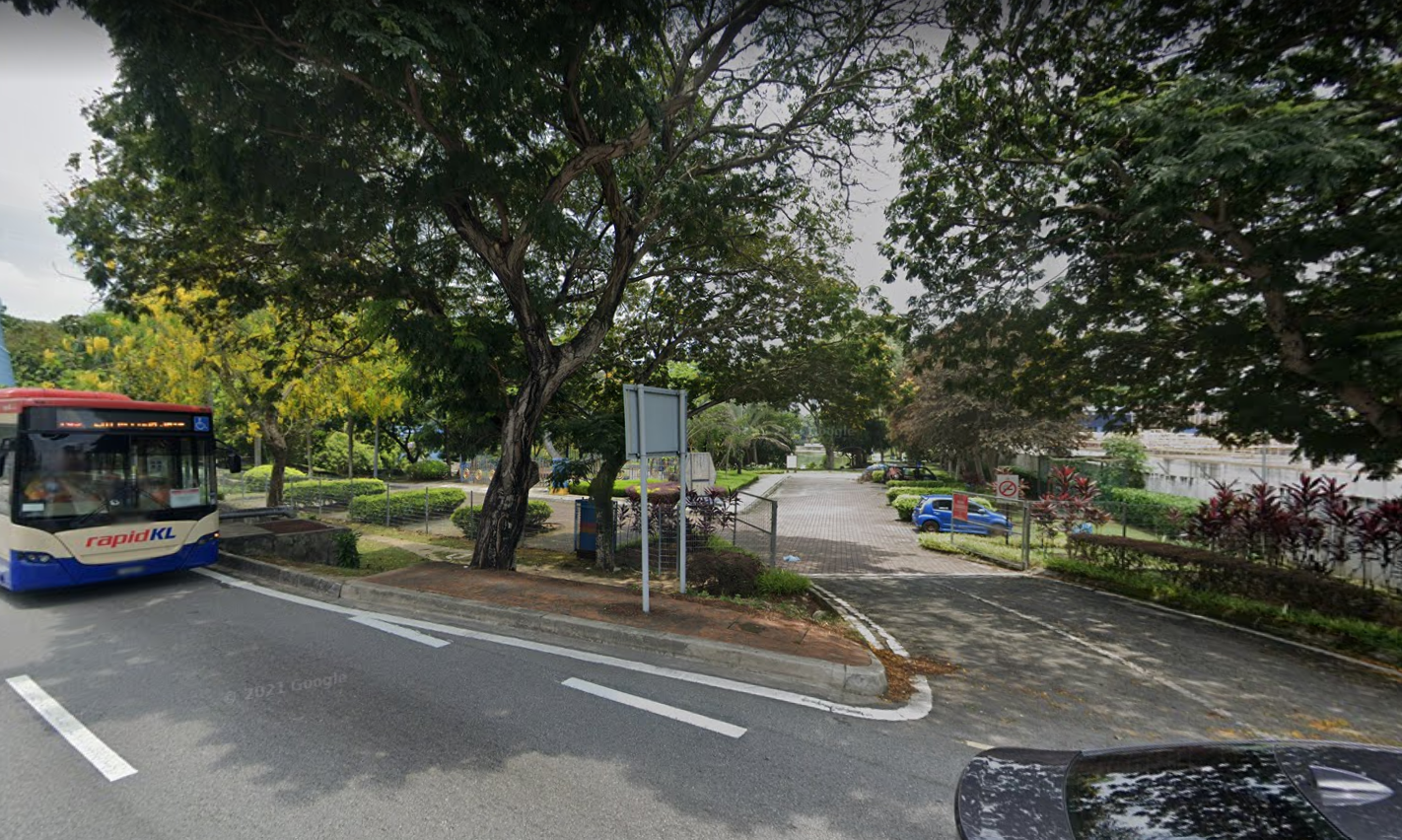 A separate entrance can be accessed by pedestrians a little further down the LDP, but this is not clearly marked. Image credit: Google Maps