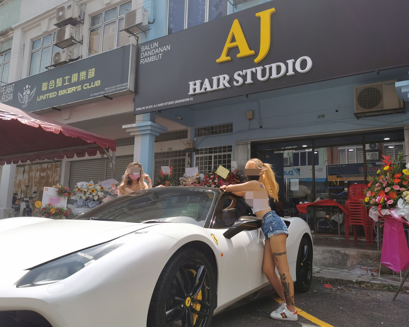 AJ Hair Studio landed themselves in hot water after using scantily-clad Thai models to promote their grand opening. Image credit: 十强