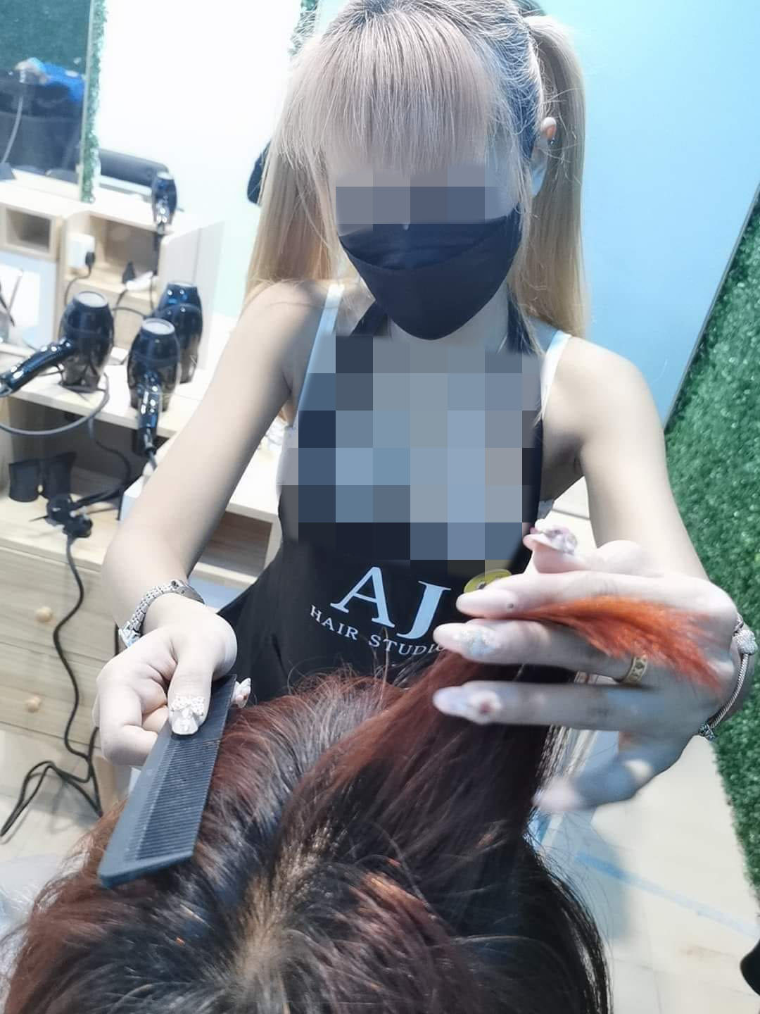 AJ Hair Studio landed themselves in hot water after using scantily-clad Thai models to promote their grand opening. Image credit: 十强