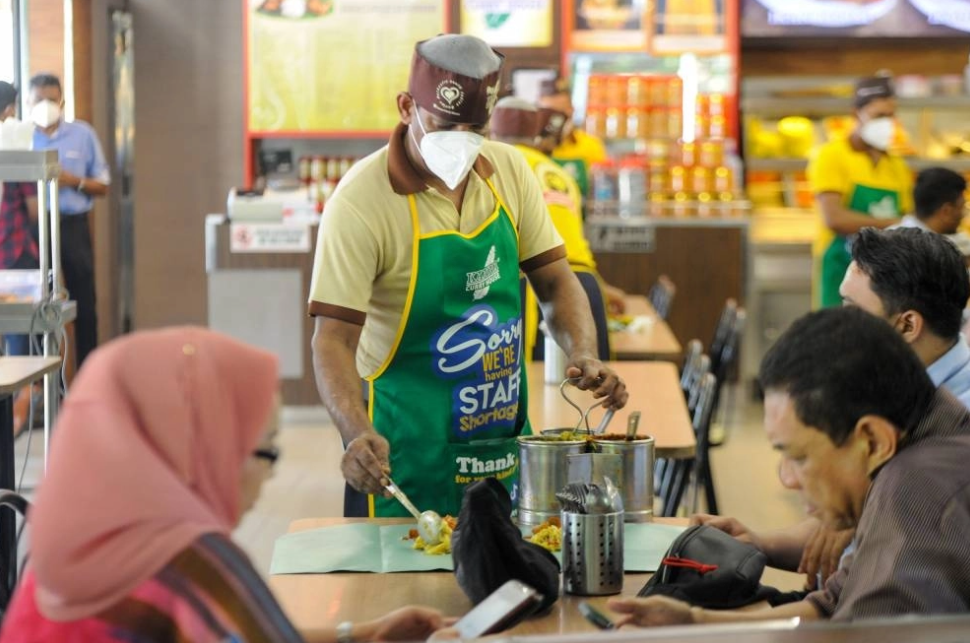 The restaurant is also looking for part-time waiters. Image credit: <a href="https://www.malaymail.com/news/life/2022/06/14/kanna-curry-house-woos-malaysians-to-fill-waiter-vacancies-with-free-iphone-shorter-working-hours/12287">Malay Mail</a>