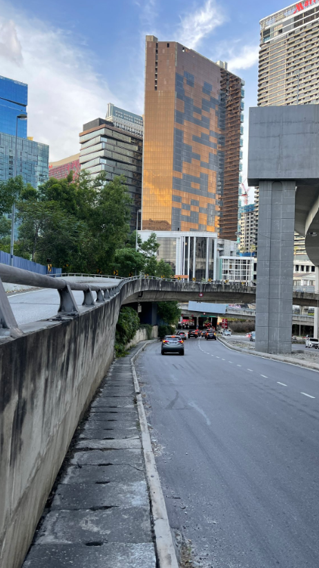 Twitter user Haryth recounts his experience as a pedestrian walking from Empire City to Empire Damansara. Image credit: harythilmy