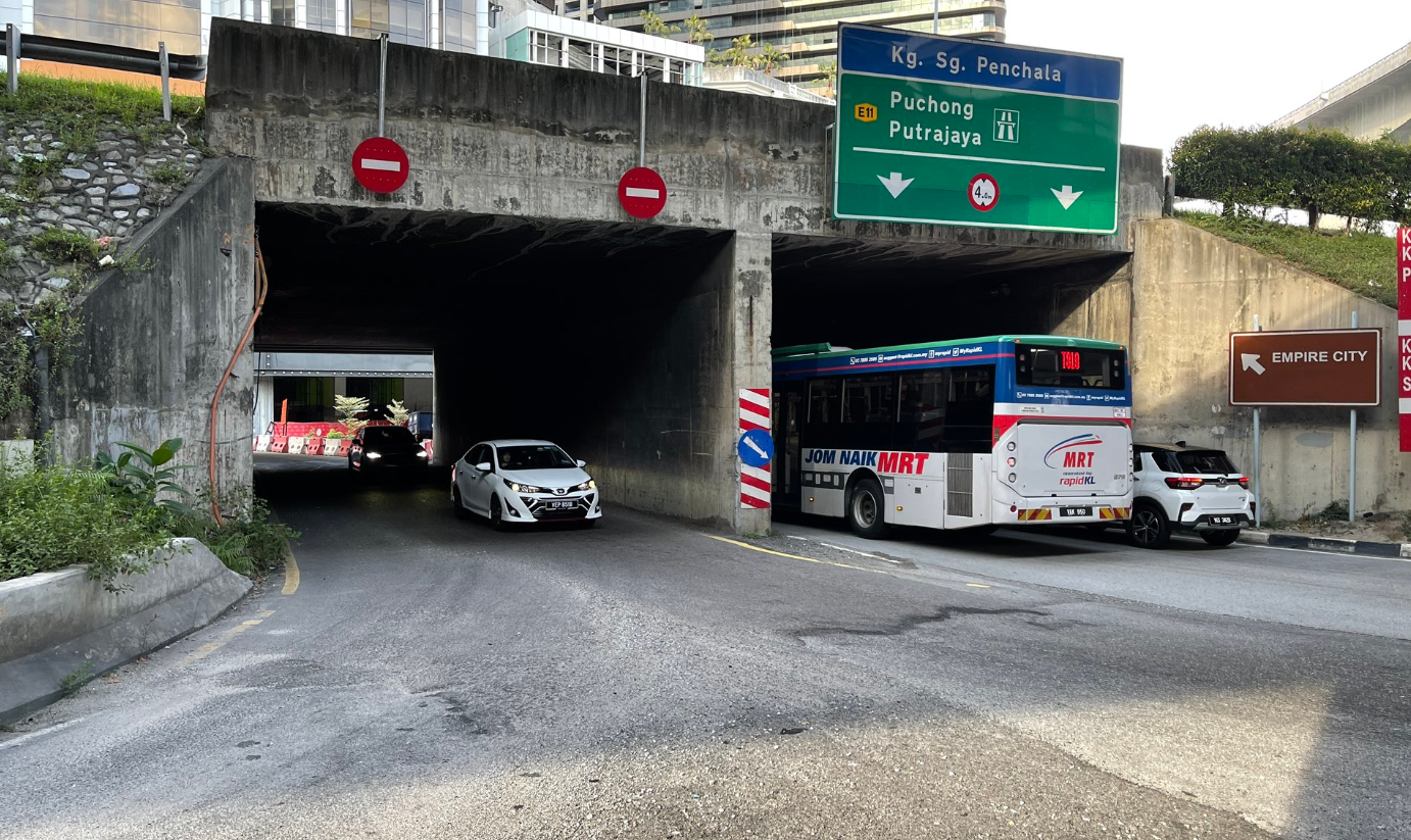 Twitter user Haryth recounts his experience as a pedestrian walking from Empire City to Empire Damansara. Image credit: harythilmy