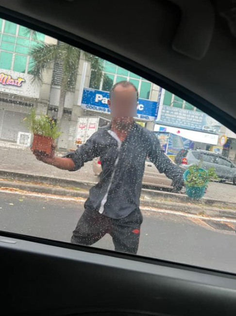 A beggar was seen reacting aggressively when people refused to give him any alms. Image credit: China Press